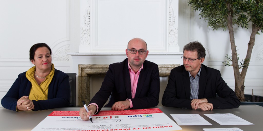 Wendelien van den Hoek (KPN), Martijn Vroom (OLON) en Rob van Esch (NLkabel) ondertekenen het convenant