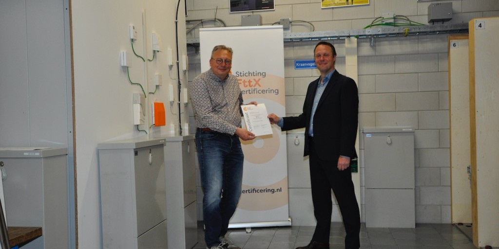 overhandiging certificaat op locatie BAM Telecom