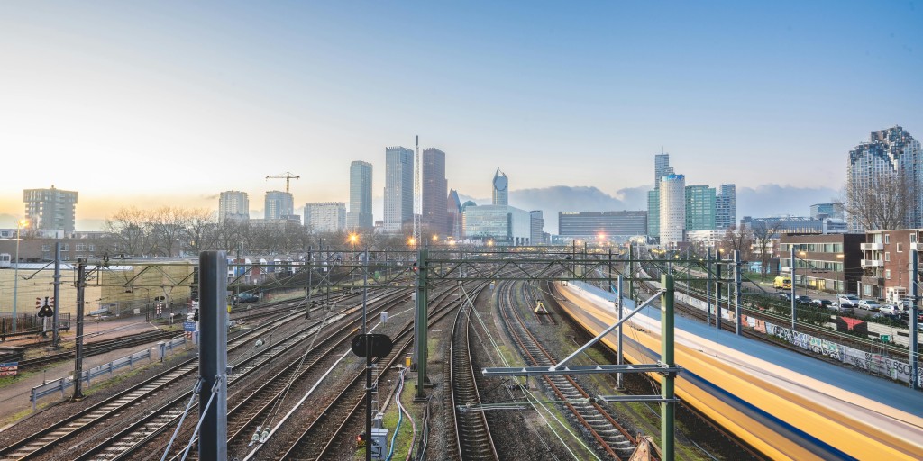 Foto door Sonny Vermeer: https://www.pexels.com/nl-nl/foto/stad-plaats-kruispunt-verkeer-17585209/