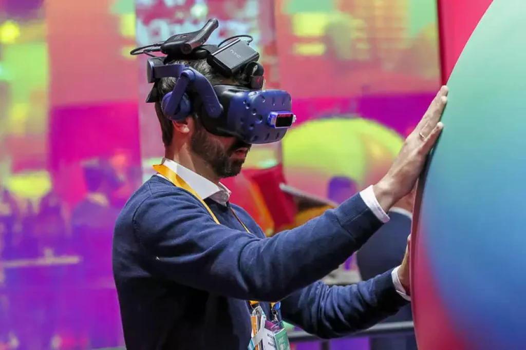 knowledgebase/2024/03/mwc-barcelona-vr-headset-attendee.webp