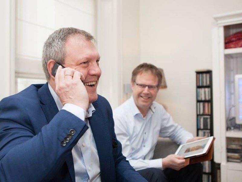 Wethouder Maasbommel controleert Kabelnoord producten via glasvezel: televisie, internet en bellen