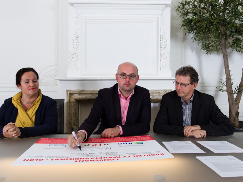 Wendelien van den Hoek (KPN), Martijn Vroom (OLON) en Rob van Esch (NLkabel) ondertekenen het convenant