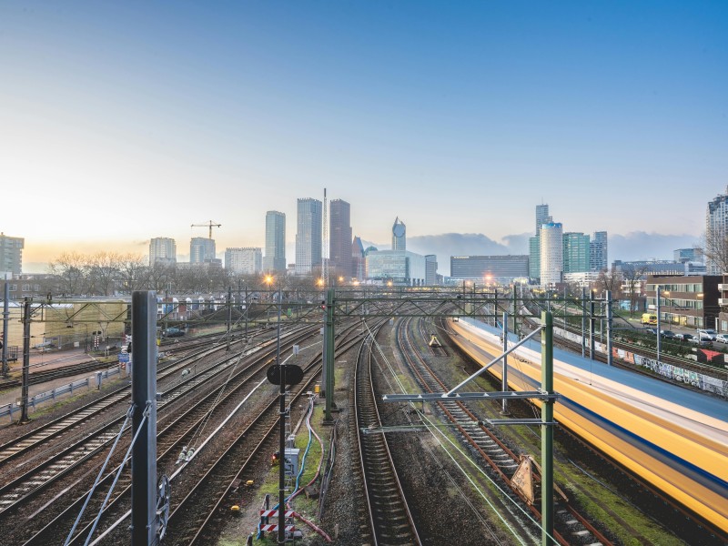Foto door Sonny Vermeer: https://www.pexels.com/nl-nl/foto/stad-plaats-kruispunt-verkeer-17585209/